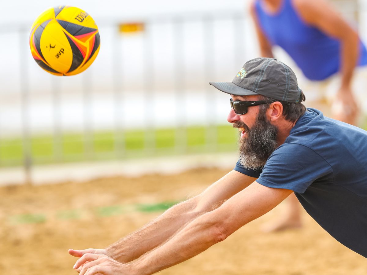 Masters man diving for the volleyball